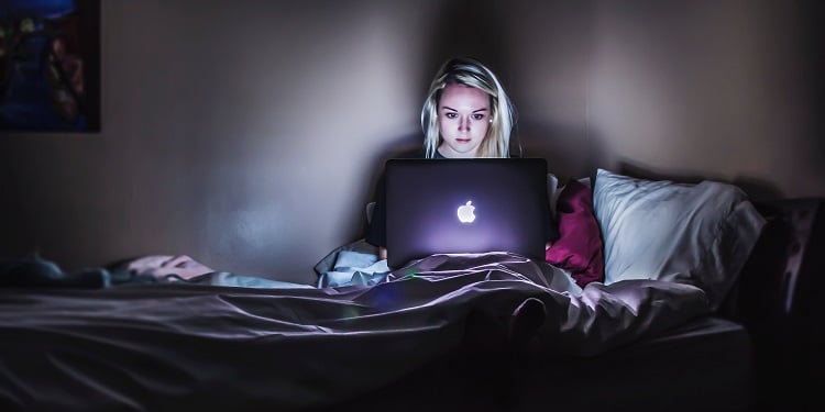 Woman in front of a laptop screen
